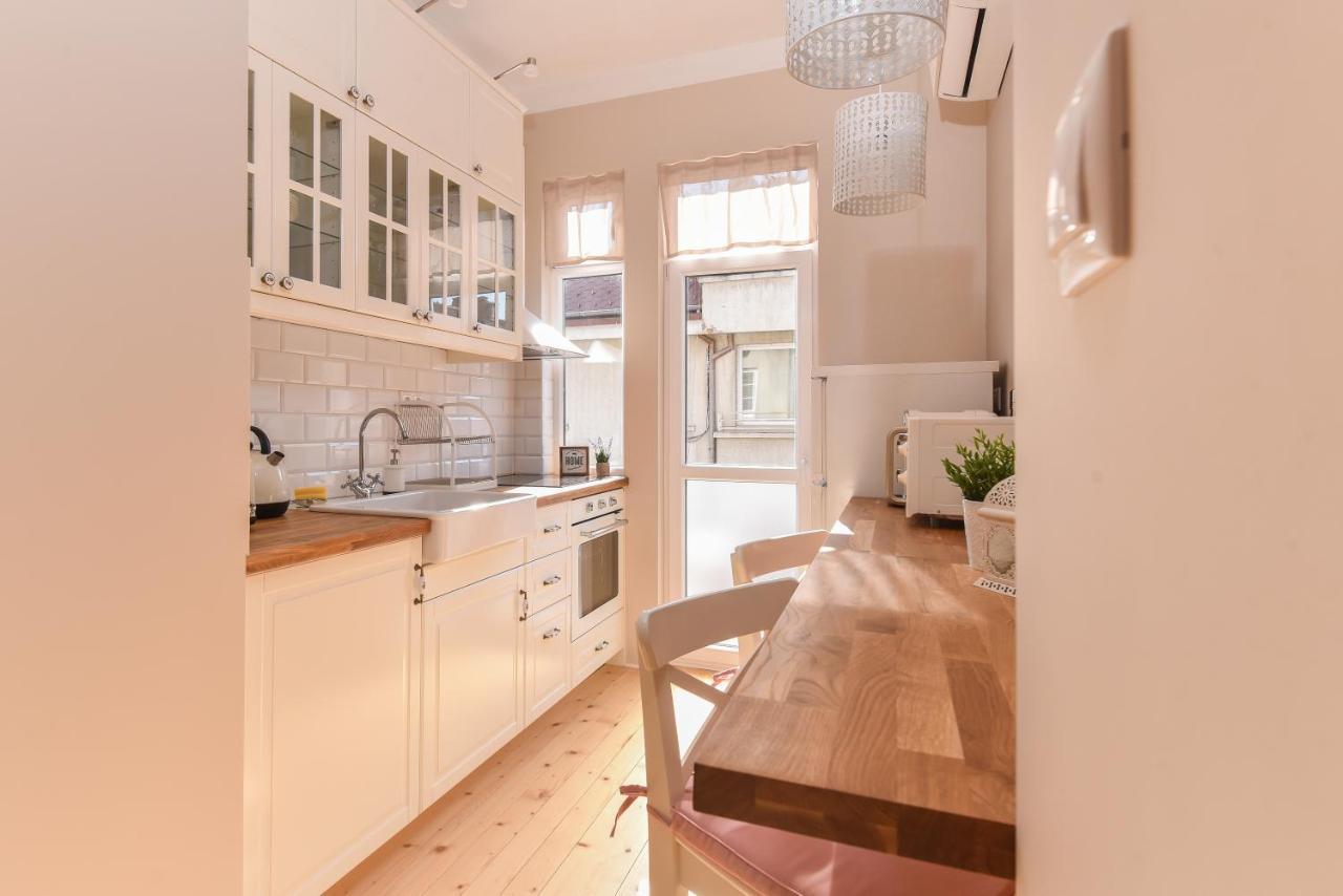 Apartament Chez Marie ~ Cozy One-bedroom With Balcony *